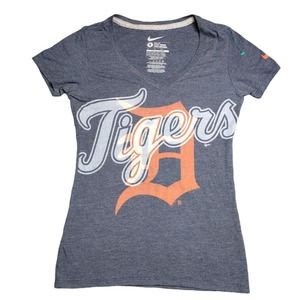 Nike Shirt Women's V-Neck Size Slim Fit Small Casual Short Sleeve Logo